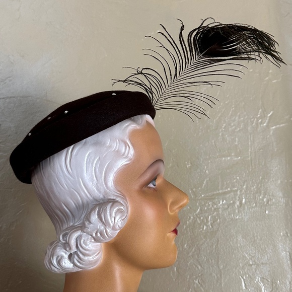 SEDUCTIVE 1950s\' BROWN FELT COCKTAIL HAT - RHINESTONES  &  LONG PEACOCK FEATHER main image 10